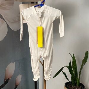 Goumi Neutral Bamboo blend Cream Zip-Front Kids One-Piece Footed Pajamas 6-9 mos